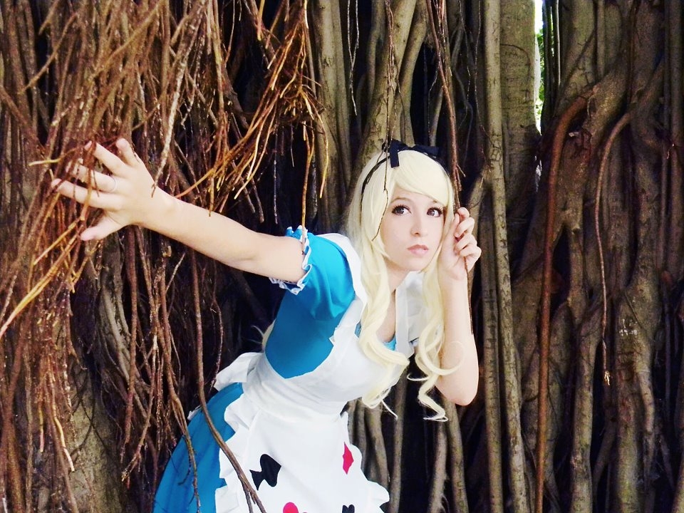 Cosplayer: Pinkie Bunny - Alice (Alice in Wonderland) 0