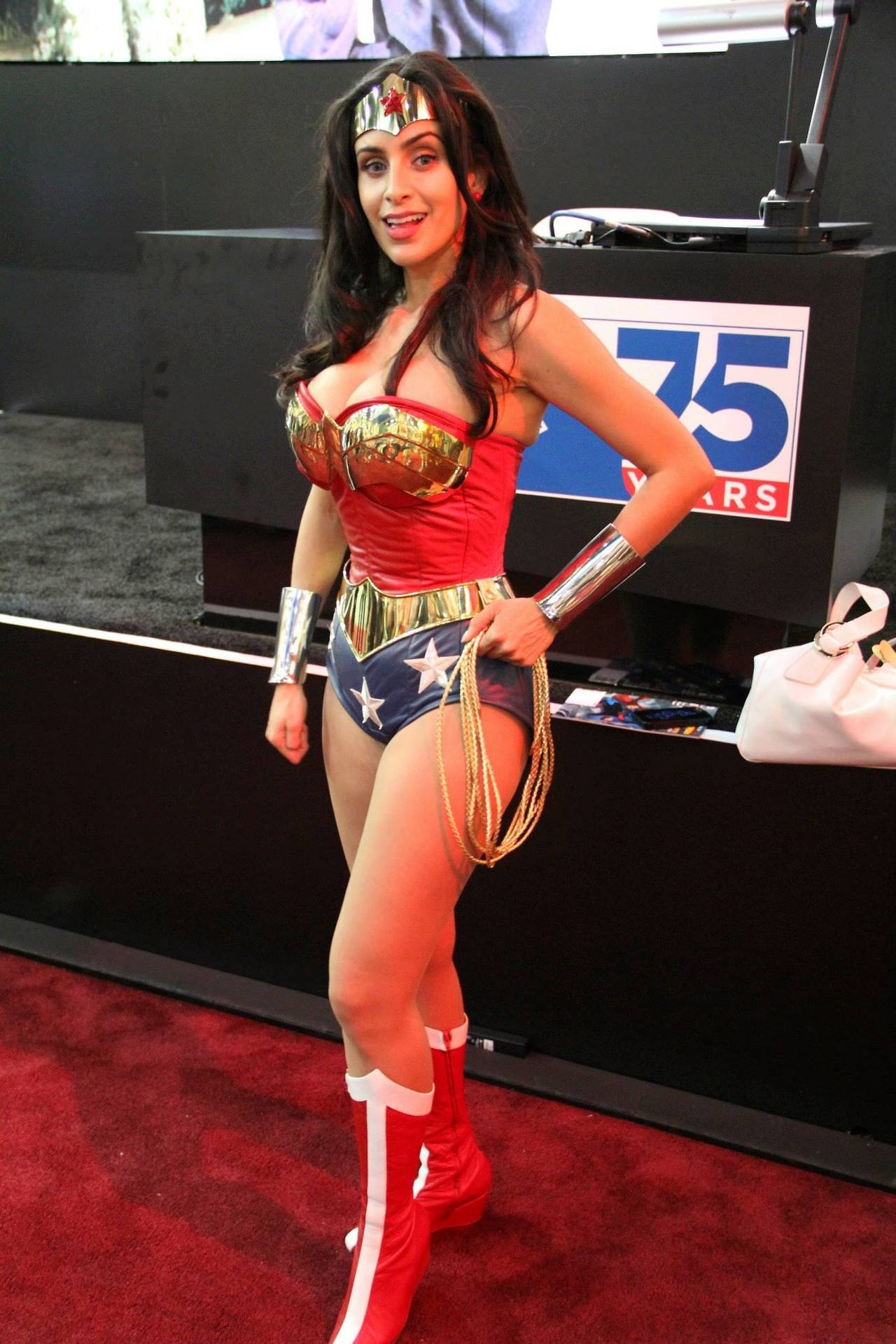 Essential Wonder Woman Cosplay 34