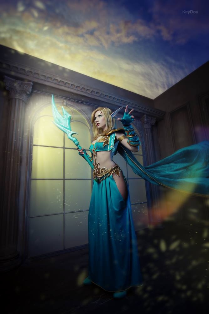 Blood Elf wearing Robes of the Guardian Saint (World of Warcraft) 4